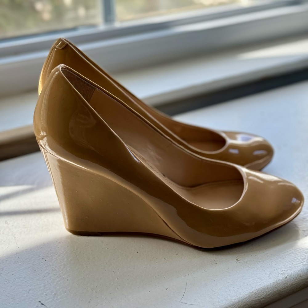 Banana Republic Wedge Heel size 7 tan